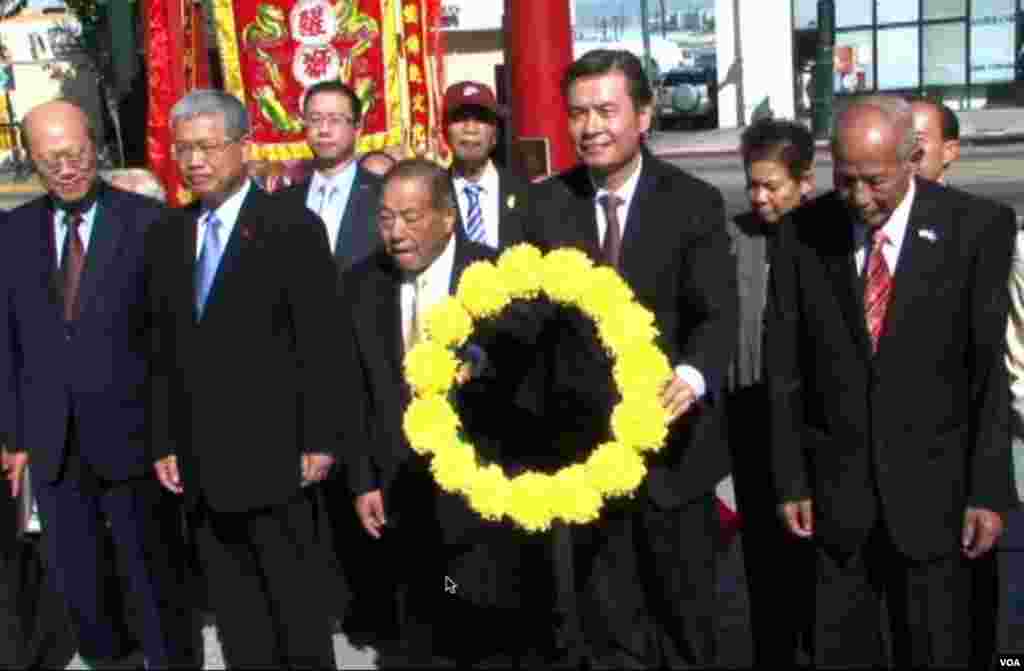 金溥聪向孙中山塑像献花（美国之音记者包小祥拍摄）