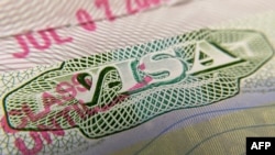 Foto cap visa AS pada paspor milik warga negara asing di Los Angeles, California, 6 Juni 2020.