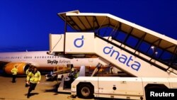 Wafanyakazi wa Dnata wakipakia mizigo katika ndege katika uwanja wa ndege wa Geneva, Uswitz April 1, 2020. REUTERS/Denis Balibouse