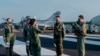 La presidenta de Taiwán, Tsai Ing-wen, habla con personal militar junto a unos aviones de combate el 15 de septiembre de 2021. Foto cortesía de la Presidencia de Taiwán.