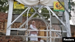 ভারতের প্রধানমন্ত্রী নরেন্দ্র মোদী ১ নভেম্বর, ২০২২ তারিখে ভারতের পশ্চিমাঞ্চলীয় রাজ্য গুজরাটের মোরবি শহরে সাসপেনশন ব্রিজ ধসের স্থানটি পরিদর্শন করছেন।