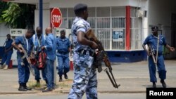 Un policier burundais à Bujumbura, théâtre d'une attaque à la grenade, le 15 février 2016. (REUTERS/Evrard Ngendakumana)