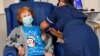 Margaret Keenan, de 90 años, es la primera paciente en Gran Bretaña en recibir la vacuna COVID-19 de Pfizer / BioNtech en el Hospital Universitario, el martes 8 de diciembre de 2020.