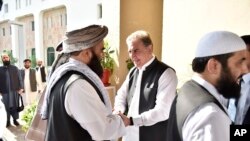 څيړونکی اسماعيل خان هم وايي يو طرف ته د امن مذاکراتو د پاره زمينه تياره شوې او حالات برابر کيږي خو داسې قسمه بنديزونه به امن مذاکراتو کې مشکل پېدا کوي