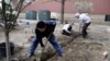 Foto de archivo. Trabajadores en un proyecto de jardinería en Manchester, Nueva Hampshire. (Foto AP/Elise Amendola)