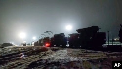 Nan foto sa a ke Sevi Lapres Ministe Defans Ris la pran, kamyon milite Ris yo ap kite platfom tren apre yo finn rive Belarisi, 29 Janvye 2022. 