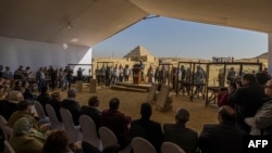  ရှေးဟောင်း သုတေသနပညာရှင် Zahi Hawass က မံမီရုပ်အလောင်းအသစ်နဲ့အတူ တခြားရှေးဟောင်း ပစ္စည်းတွေ ရှာဖွေတွေ့ရှိမှုနဲ့ပတ်သက်လို့ သတင်းစာရှင်းလင်းပွဲပြုလုပ်နေစဉ် (ဇန်နဝါရီ ၂၆၊ ၂၀၂၃)