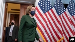 La presidenta de la Cámara de Representantes de EE.UU., Nancy Pelosi, llega para una conferencia de prensa en el Capitolio de Washington el miércoles 23 de febrero de 2022, donde condenó al presidente ruso, Vladimir Putin, por su agresión en Ucrania. (Foto AP/J. Scott Applewhite)