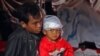 Salmatu Sad'ah (kanan) bersama ayahnya, Dede berada di posko pengobatan RSUD Sayang. Tempat tinggal Dede di Desa Gasol, Cianjur rata dengan tanah akibat gempa berkekuatan 5.6 magnitudo pada Senin (21/11) siang. (VOA/Indra Yoga)