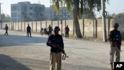 Paدبنو ضلعي روغتون چارواکو ويلي، روغتون ته اته کسان ژوبل ور وړل شوي چې زياتره یې ښځې او ماشومان دي او د روغتون د چارواکو په خبره دغه کسان د ديوال غورځېدو او شيشو ماتېدو له امله ژوبل شوي دي