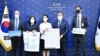 지난달 28일 서울에서 열린 이신화(왼쪽 세번째) 한국 북한인권국제협력대사 임명장 전수식에 다니엘 콜린지(오른쪽) 서울 유엔인권사무소 인권관, 오렌 슐라인(왼쪽) 유엔아동기금(UNICEF·유니세프) 서울 사무소장, 윤선희(왼쪽 두번째) 세계식량계획(WFP) 한국사무소장이 참석해 기념촬영하고 있다. 오른쪽 두번째는 박진 한국 외교부 장관. (자료사진=한국 외교부)