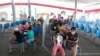 Los niños esperan que se les administre la vacuna de Pfizer contra la enfermedad del coronavirus en un complejo deportivo, en Lima, Perú, el 24 de enero de 2022.