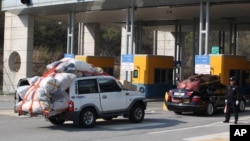 Kendaraan Korea Selatan dari kawasan industri Kaesong tiba di kantor bea cukai, imigrasi dan karantina di dekat desa perbatasan Paju, Korea Selatan (27/4). 
