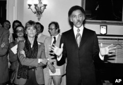 ARCHIVO - En esta foto de archivo del 26 de septiembre de 1979, Jane Fonda se encuentra junto al legislador Ronald Dellums, demócrata por California (derecha), en Washington. Dellums, un ardiente activista contra la guerra que defendió la justicia social como el primer legislador negro del norte de California murió el lunes 30 de julio de 2018.