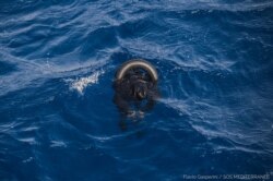 (Material sensitivo)  - El cuerpo de un migrante flota en el mar Mediterráneo cerca de Libia, después que su bote volcara con más de 100 personas a bordo. Foto del 22 de abril, de Flavio Gasperini /SOS Mediterranee vía Reuters.