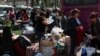 Армянские беженцы ожидают на площади в центре города Горис эвакуации в различные города Армении. 29 сентября 2023 года.