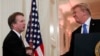 Le président Donald Trump serre la main du juge Brett Kavanaugh, son candidat à la Cour suprême, à la Maison Blanche, à Washington, le 9 juillet 2018, 