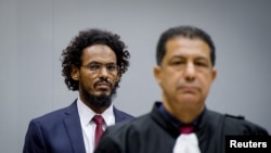 Le jihadiste malien Ahmad Al Faqi Al Mahdi entre dans la salle de la Cour pénale internationale, La Haye, Pays-Bas, le 30 septembre 2015.