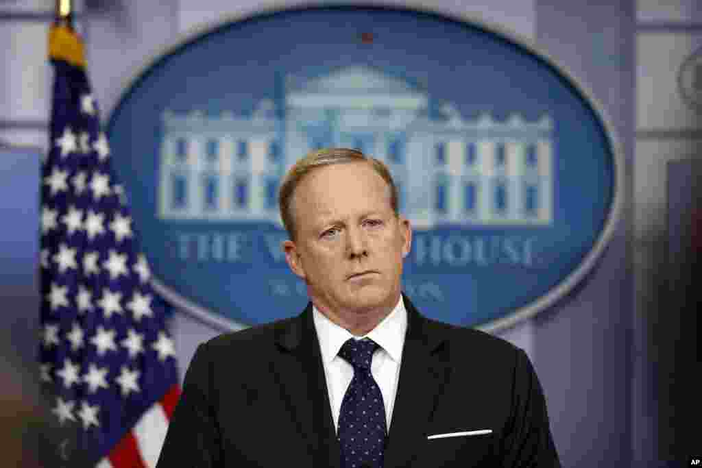 Le 21 juillet 2017, après avoir expliqué au président son désaccord avec la nomination de&nbsp;Scaramucci à la communication, Sean Spicer quitte la Maison Blanche. Sean Spicer écoute la question d&#39;une journaliste lors d&#39;un briefing à la Maison Blanche, Washington, 20 juin 2017.