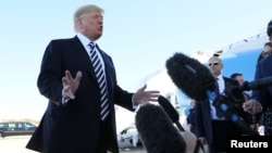 Le Président des États-Unis, Donald Trump, s’entretient avec des journalistes avant son départ de l’aéroport régional à Elko, dans le Nevada, aux États-Unis, le 20 octobre 2018.