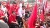 Calon Presiden dari PDI Perjuangan Jokowi bersalaman dengan para ribuan simpatisan dan kader PDI Perjuangan yang menghadiri kampanye terbuka Minggu 16 Maret 2014 di Gelanggang Olah Raga Cendrawasih Cengkareng Jakarta. (VOA/Andylala Waluyo)