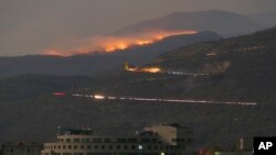 Hutan terbakar di pegunungan setelah artileri Azerbaijan menembak pada konflik militer di luar Stepanakert, wilayah separatis Nagorno-Karabakh, Sabtu, 31 Oktober 2020. (Foto: AP)