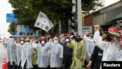 Members of the Cargo Truckers Solidarity Union take part in a protest in front of a Samsung Electronics' factory in Gwangju, South Korea, June 14, 2022. Yonhap via REUTERS 