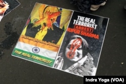 Pamflet yang dibawa oleh massa aksi Bela Nabi Muhammad 1706 di depan Kedutaan Besar India berisikan kecaman terhadap politisi dari Bharatiya Janata Party, Nupur Sharma. (VOA/Indra Yoga)