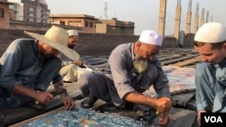 پېښور کې د قالین جوړونکي افغانان