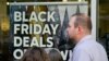 Los economistas dicen que los consumidores en EE. UU. comenzaron temprano este año sus compras navideñas por temor a encontrarse con estantes vacíos en las tiendas.