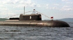 Awak kapal selam nuklir Rusia "Kurzk" berbaris di dek kapal, 30 Juni 2000. (REUTERS).