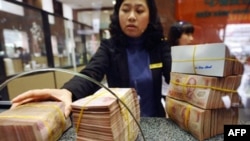 Vẫn là chuyện phá giá tiền đồng