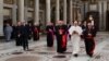 Paus Fransiskus setibanya di Gereja Basilika Santa Maria Maggiore di Roma (14/3). Konferensi Waligereja Indonesia (KWI) menyambut baik terpilihnya Kardinal Jorge Mario Bergoglio sebagai Paus Fransiskus I.