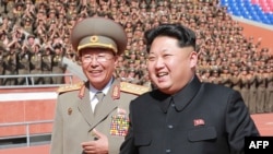 韩国媒体说，图片左侧的军人是朝鲜军队参谋长李永吉（2015年10月15日）
