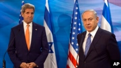 Menteri Luar Negeri Amerika John Kerry (kiri) dalam konferensi pers bersama PM Israel Benjamin Netanyahu di Yerusalem, Selasa (24/11).