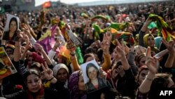 Dalam foto tertanggal 25/1/2015 ini, warga Kurdi merayakan kemenangan Pasukan Kurdi mengusir ISIS dari kota Kobani. Sementara pejuang Kurdi juga dilaporkan berhasil merebut kotaTal Hamis di provinsi Hassakeh pada 27/2/2015.