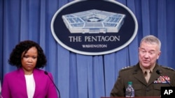Dana W. White, porte-parole du Pentagone, en compagnie du lieutenant-général de marine Kenneth F. McKenzie Jr., directeur de l'état-major interarmées, au Pentagone, le 14 avril 2018, à Washington.