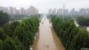 Una vista aérea muestra una avenida inundada tras las fuertes lluvias en Zhengzhou, provincia de Henan, China, el 23 de julio de 2021.