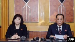 리용호 북한 외무상과 최선희 외무성 제1부상이 지난해 2월 베트남 하노이에서 2차 미-북 정상회담 결렬에 대한 북한의 입장을 밝히는 긴급 기자회견을 했다.