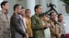 Presiden Jokowi didampingi Ketua KPK dan Wakapolri menggelar pertemuan pers, di Istana Bogor, Jawa Barat, 23 Januari 2014 (Foto: VOA/Andylala).