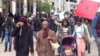 A few hundred protesters looping the plaza and chanting "all night all day we want justice for Freddie Gray," in Baltimore, Maryland, April 23, 2015 (VOA / V. Macchi) 