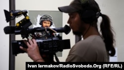 Журналіст під час виставки плакатів "Шевченко: 4.5.0", присвяченій війні і постаті Тараса Шевченка. Київ, червень 2022 року. Фото: Ivan Iermakov/RadioSvoboda.Org