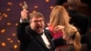 ផលិតករ Guillermo del Toro ជ័យលាភី​នៃ​ពានរង្វាន់​អូស្ការ​ផ្នែក​អ្នក​ដឹកនាំ​រឿង​ល្អ​ជាង​គេ​សម្រាប់​រឿង The Shape of Water អបអរ​កាល​ពី​ថ្ងៃ​អាទិត្យ ទី​៤ ខែ​មីនា ឆ្នាំ​២០១៨។