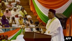 Le président du Niger Mahamadou Issoufou donne un discours à Niamey, le 2 avril 2016.