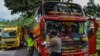 Policías inspeccionan un autobús en el primer día de una prohibición de viajes en Indonesia para las celebraciones de Eid al-Fitr en un esfuerzo por contener la pandemia del coronavirus, en Tasikmalaya, provincia de Java Occidental, el 6 de mayo de 2021.