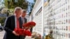 Джон Болтон (впереди слева) и Уильям Тейлор, исполняющий обязанности посла США в Украине, возлагают цветы к мемориалу памяти погибшим в Донбассе украинским военным. Киев, 27 августа 2019.