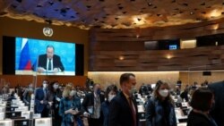 丹麦外相科弗德与其他国家的大使和外交官在俄罗斯外长拉夫罗夫对在日内瓦举行的联合国人权理事会会议发表视频讲话时退场抗议。(2022年3月1日)