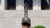 한반도 공동경비구역(DMZ) 내 판문점에서 북한군 병사(뒤)가 한국 쪽을 쌍안경으로 관찰하고 있다. (자료사진)