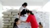 지난 2003년 6월 북한 평양의 한 식료품 공장 노동자들이 세계식량기구(WFP)가 지원한 식량을 옮기고 있다. (자료사진)