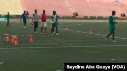 Ateliers physiques des joueurs du Casa-Sport au Stade Demba Diop, à Dakar, le 13 juin 2017. (VOA/Seydina Aba Gueye)
